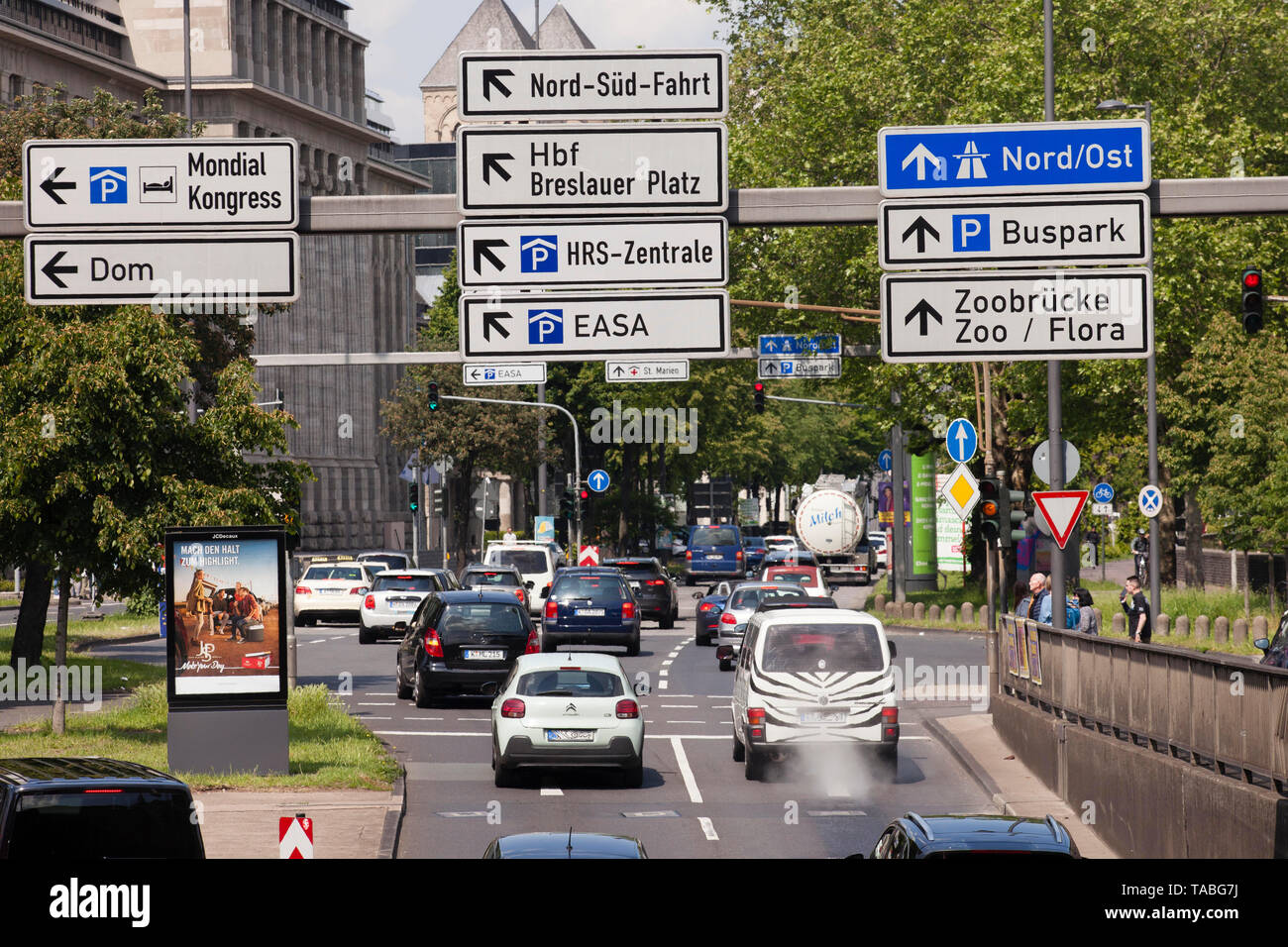 Embouteillage sur la Rheinufer street, sortie de la Rheinufer tunnel nord, Cologne, Allemagne. Auf der Stau Rheinuferstrasse, Ausfahrt aus dem Banque D'Images