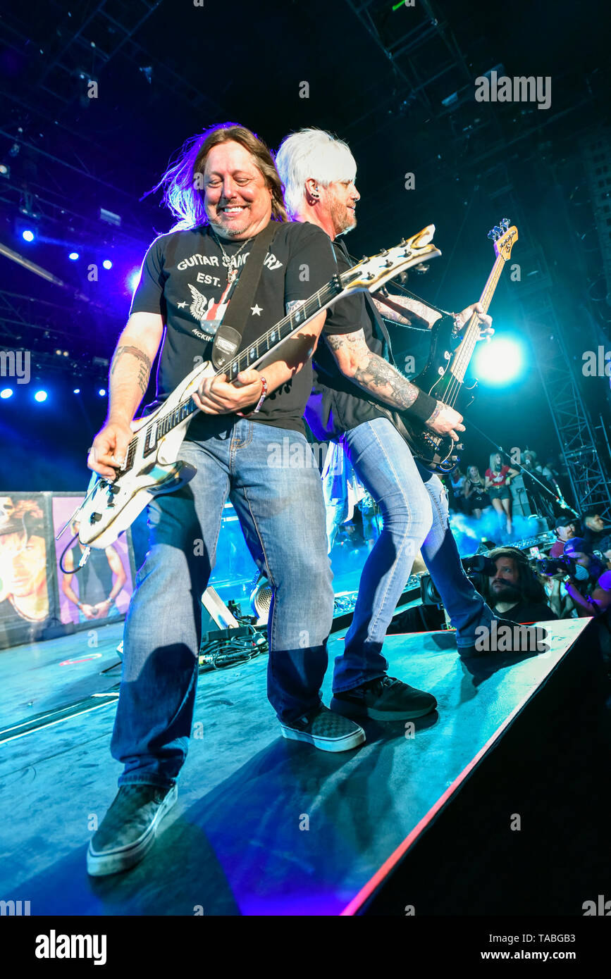 Indio, en Californie, le 26 avril 2019, Bret Michaels Band sur scène l'exécution à une foule énergique le jour 1 de la Malle-poste Festival de musique country. Banque D'Images