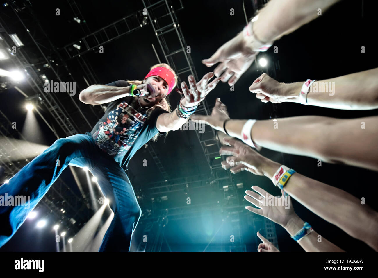 Indio, en Californie, le 26 avril 2019, Bret Michaels Band sur scène l'exécution à une foule énergique le jour 1 de la Malle-poste Festival de musique country. Banque D'Images