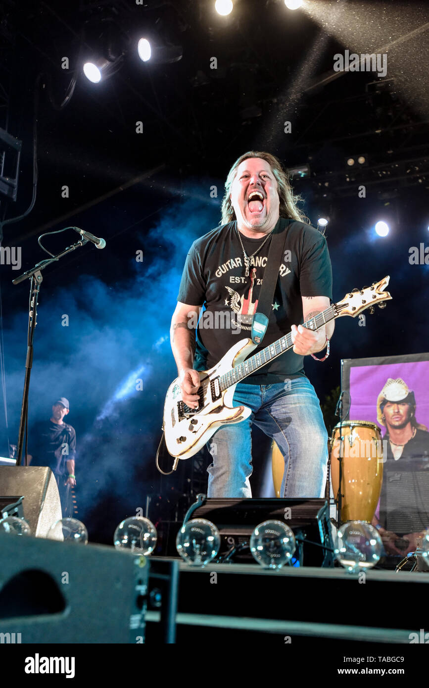 Indio, en Californie, le 26 avril 2019, Bret Michaels Band sur scène l'exécution à une foule énergique le jour 1 de la Malle-poste Festival de musique country. Banque D'Images
