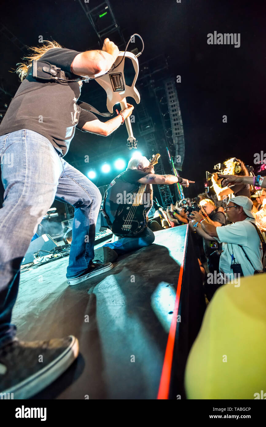 Indio, en Californie, le 26 avril 2019, Bret Michaels Band sur scène l'exécution à une foule énergique le jour 1 de la Malle-poste Festival de musique country. Banque D'Images