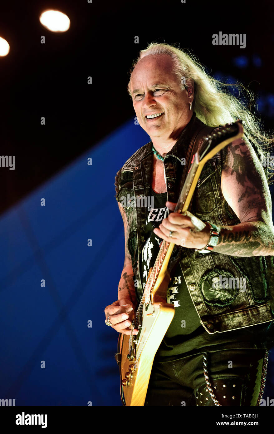 Indio, en Californie, le 27 avril 2019, Rickey Medlocke de Lynyrd Skynyrd sur scène l'exécution à une foule énergique au Stage Coach Music Festival. Banque D'Images