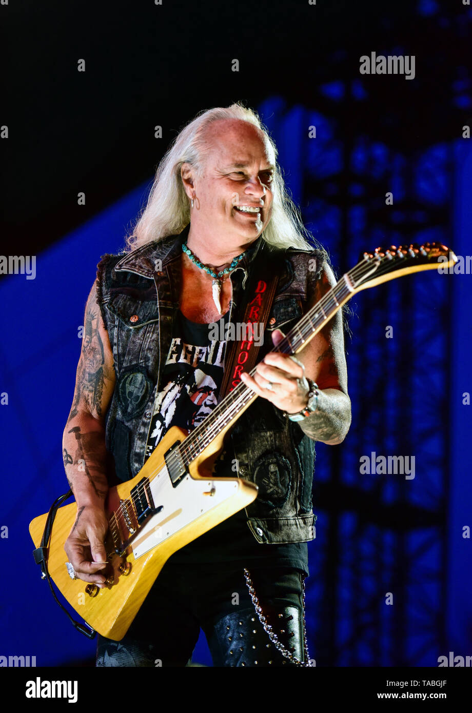 Indio, en Californie, le 27 avril 2019, Rickey Medlocke de Lynyrd Skynyrd sur scène l'exécution à une foule énergique au Stage Coach Music Festival. Banque D'Images