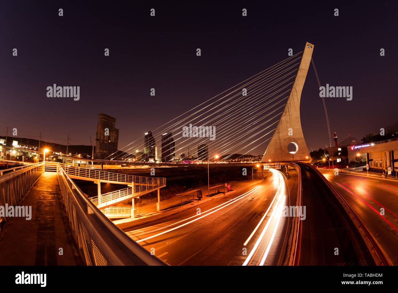 Monterrey, Nuevo León, Mexique, San Pedro Garza Garcia, pont, d'une exposition longue, nuit, lumière, architecture, pont suspendu. Banque D'Images