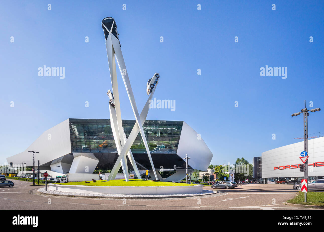 Sculpture sur Porsche dans Stuttgard-Zuffenhausen Porscheplatz au Musée Porsche, Porsche 911 s'efforçant modèles vers le haut sur trois stèles, Stuttgart, Allemagne Banque D'Images