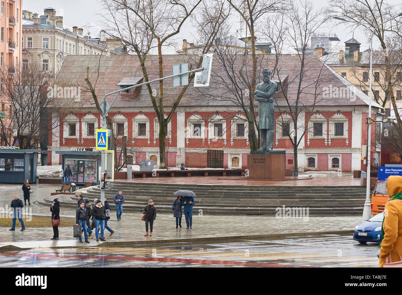 Moscou, Russie - le 22 mars 2019 : Prechistenskiye Ploshchad Vorota square, monument de Friedrich Engels et bâtiment historique Chambres rouge Banque D'Images