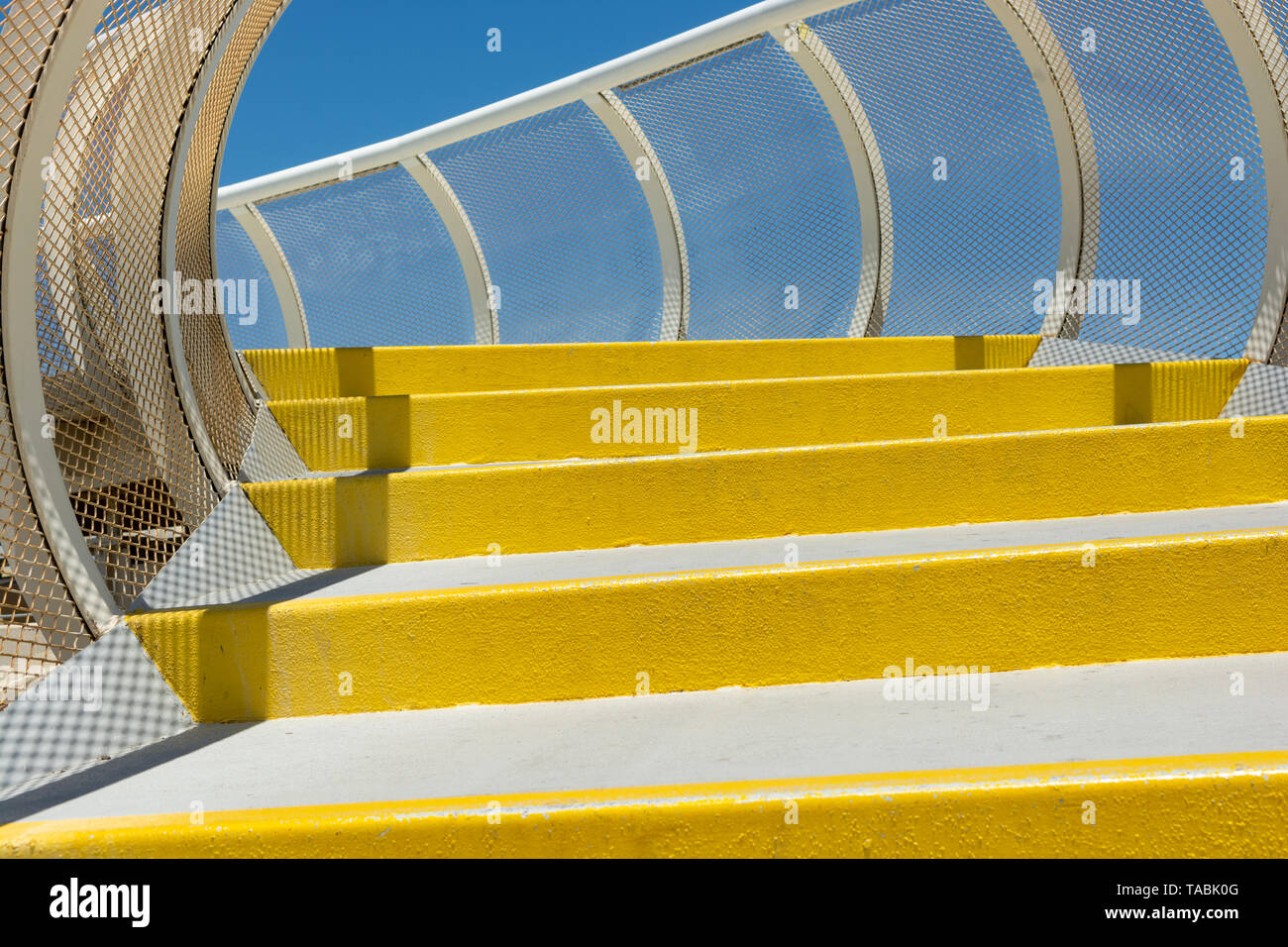 Étapes peints en jaune sur le chemin de la plate-forme panoramique du Metropol Parasol, Place de La Encarnacion, Séville, Andalousie, Espagne Banque D'Images