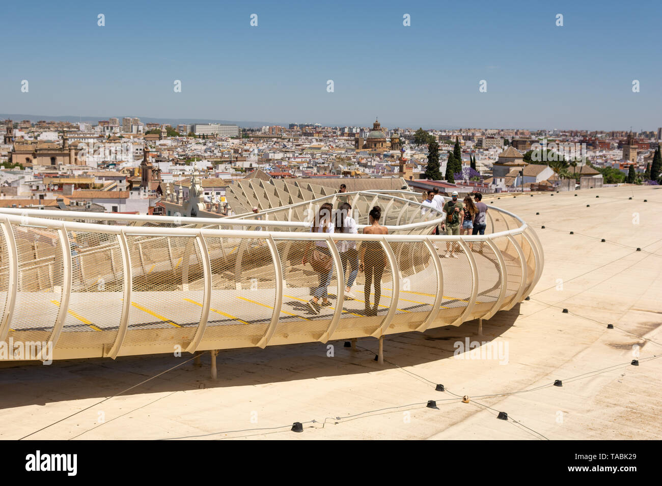 Les gens sur le twisted allée des plate-forme d'observation au Metropol Parasol, Place de La Encarnacion, Séville, Andalousie, Espagne Banque D'Images