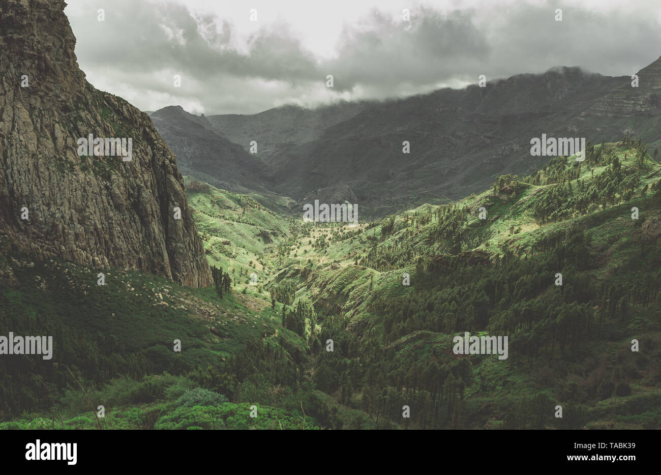 Portrait d'une vallée accidentée ci-dessous niché dans les montagnes. Banque D'Images