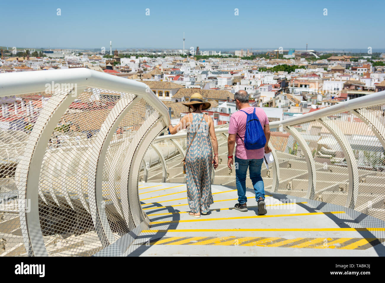 Les gens sur le chemin de ronde de la plate-forme panoramique au Metropol Parasol, Place de La Encarnacion, Séville, Andalousie, Espagne Banque D'Images