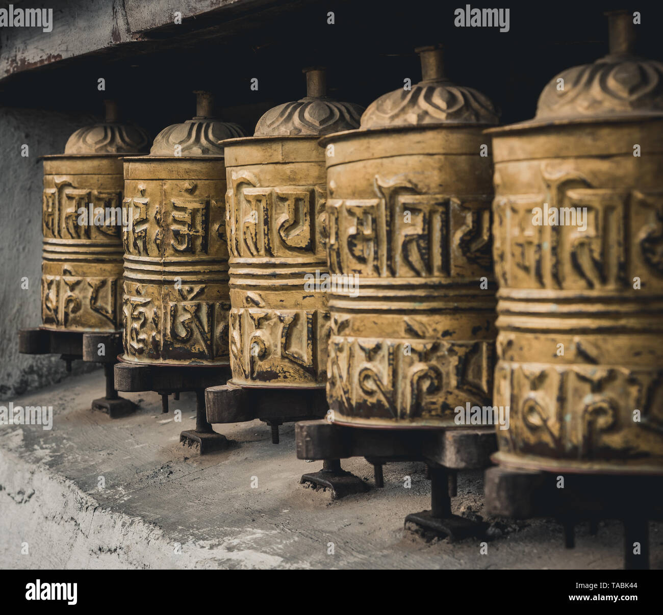 Roues de prière tibétain mantra spirituel l'écriture de scénario à l'extérieur. Banque D'Images