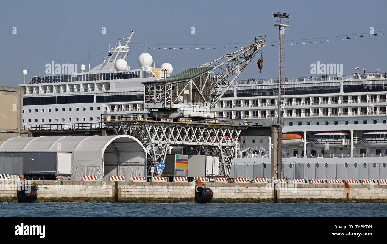 Grue de chargement et d'une Croisière dans le port de Venise Banque D'Images