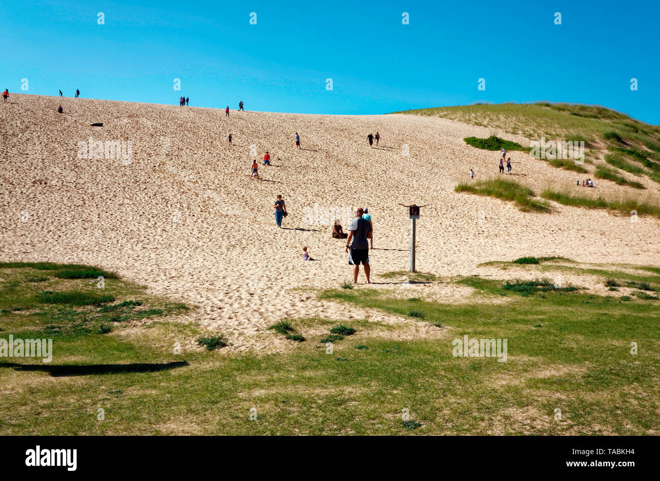 La montée des dunes ; haute dune de sable ; personnes à pied, l'exercice intense ; Sleeping Bear Dunes National Lakeshore ; Michigan ; Empire ; MI ; été ; horizontal Banque D'Images