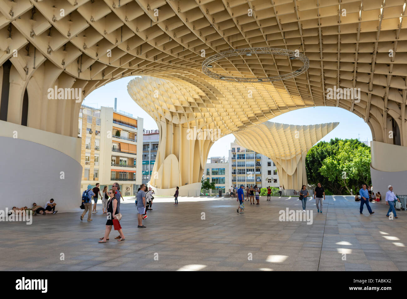 Les gens qui marchent sous le Metropol Parasol, Place de La Encarnacion, Séville, Andalousie, Espagne Banque D'Images