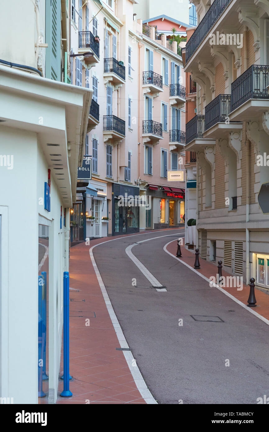 Monaco, France - 05 Avril 2019 : soirée sur l'une des rues de Monaco Banque D'Images
