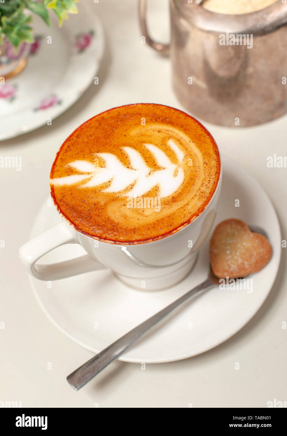 Tasse de cappuccino rouge (fait avec du thé rooibos) dans les quatre et vingt Cafe à Cape Town. Le plateau du caractère distinctif de couleur rouge est clairement visible. Banque D'Images