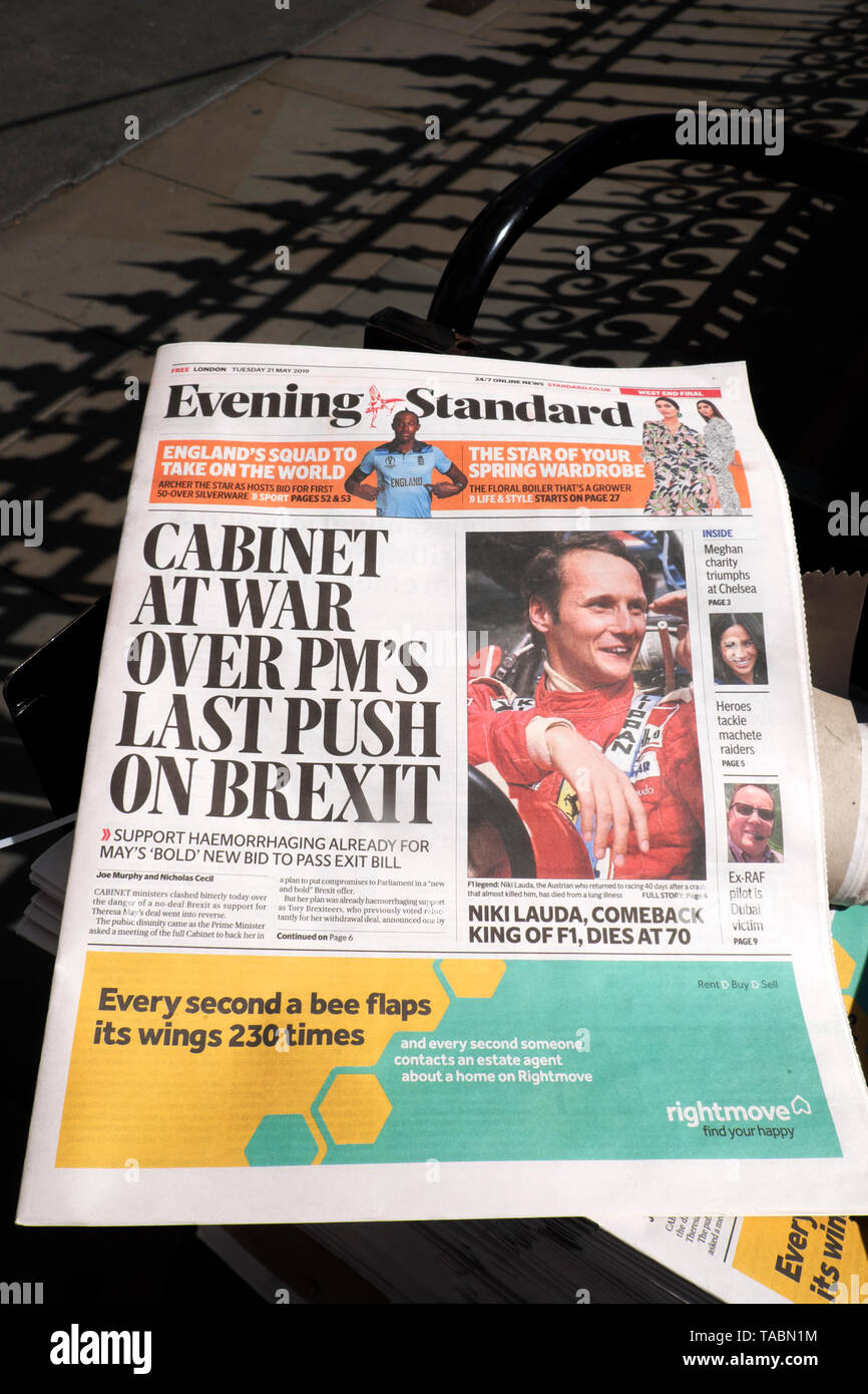 Evening Standard Theresa peut Brexit manchette sur kiosque 'Cabinet en guerre pour la dernière PM pousser sur Brexit' devant les Maisons du Parlement à Westminster, London UK 21 Mai 2019 Banque D'Images