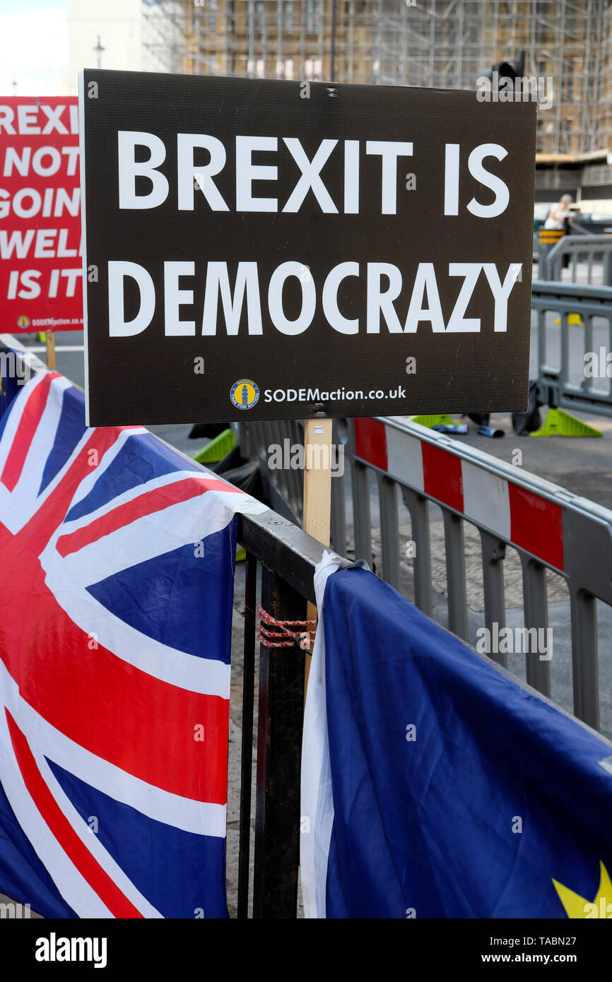 Brexit affiches anti-Brexit SODEM poster à l'extérieur des chambres du Parlement à Londres Angleterre Royaume-uni KATHY DEWITT Banque D'Images
