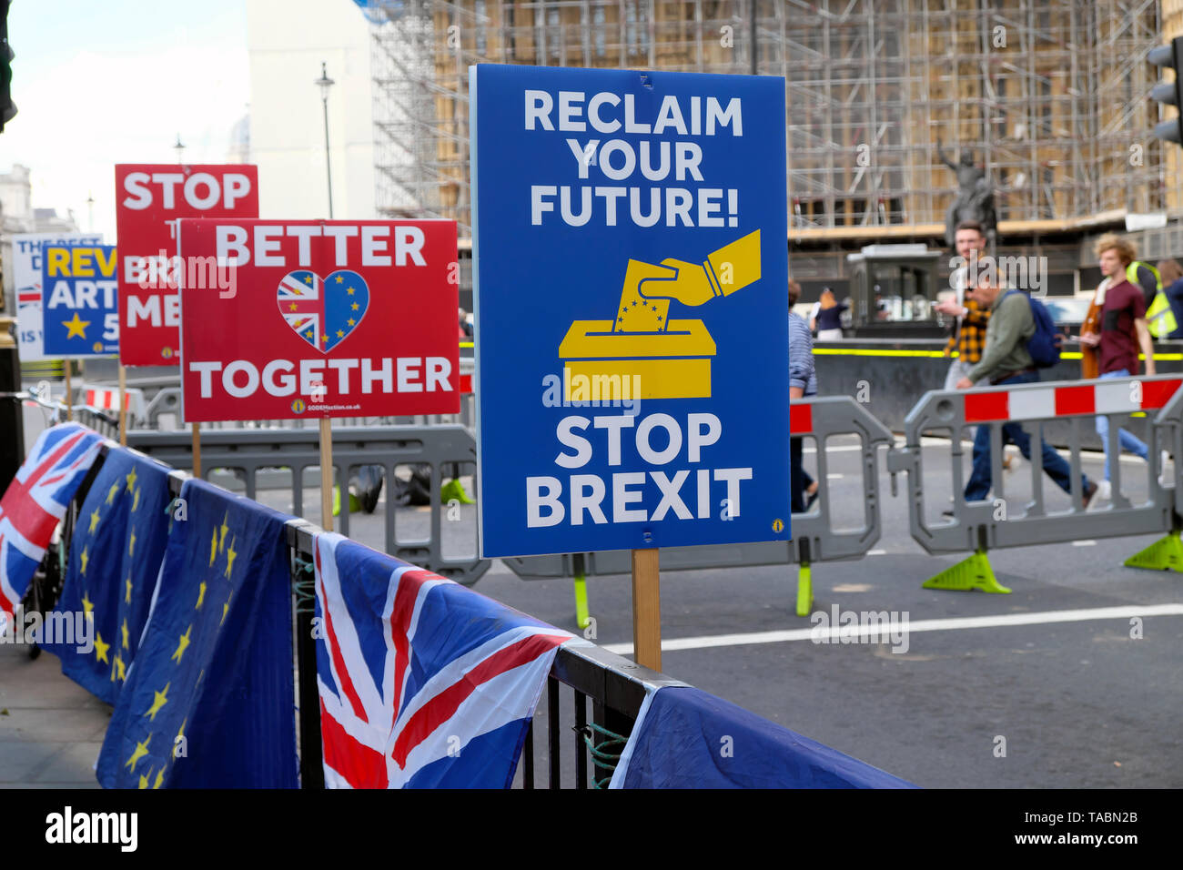 Récupérer votre avenir, ARRÊTER BREXIT, MIEUX ENSEMBLE coeur et de l'UE L'ARRÊT BREXIT BREXIT Affiches Affiches et MESS demeurent des drapeaux et bannières sur les obstacles dans la rue devant les Chambres du Parlement à Westminster, London England UK 21 mai 2019 KATHY DEWITT Banque D'Images