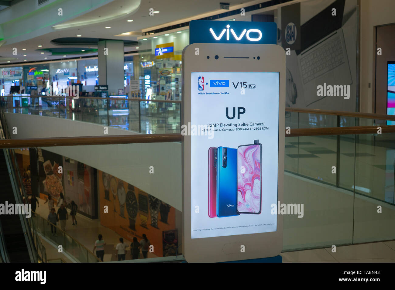 La signalisation à l'intérieur d'un centre commercial des Philippines in vivo de la publicité de téléphones mobiles. Téléphones cellulaires in vivo sont faites par une société de technologie chinoise et une marque leader Banque D'Images