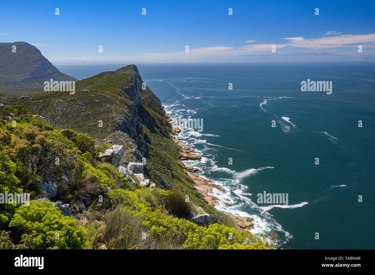 Vue depuis le sommet du pic Paulsberg dans la section du cap Point de Table Mountain National Park, en Afrique du Sud. Banque D'Images