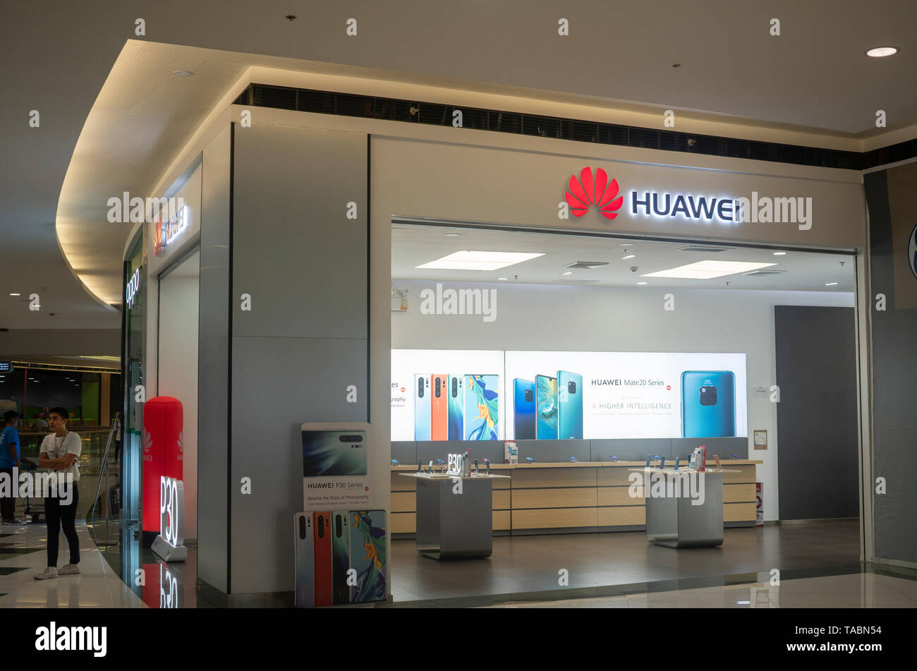 Une prise de téléphone mobile Huawei dans un centre commercial des Philippines. Huawei sont considérés comme l'un des meilleurs marques de téléphones mobiles dans le pays. Banque D'Images