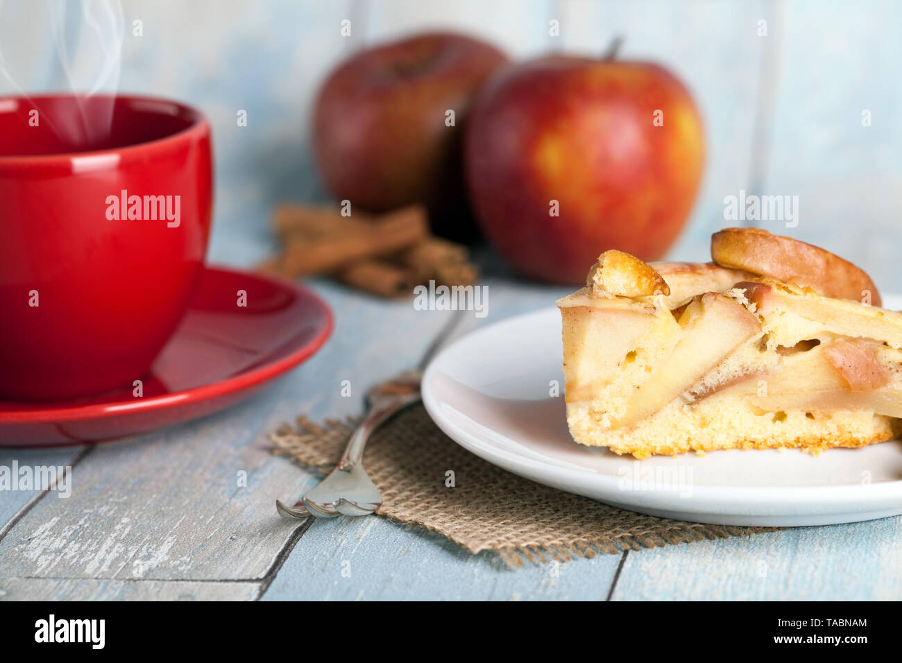 Tarte aux pommes et une tasse à café Banque D'Images