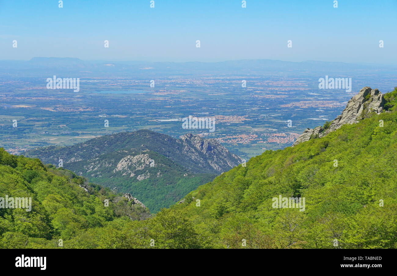 France paysage de la plaine du Roussillon vu depuis les montagnes du massif des Albères, Pyrénées Orientales Banque D'Images