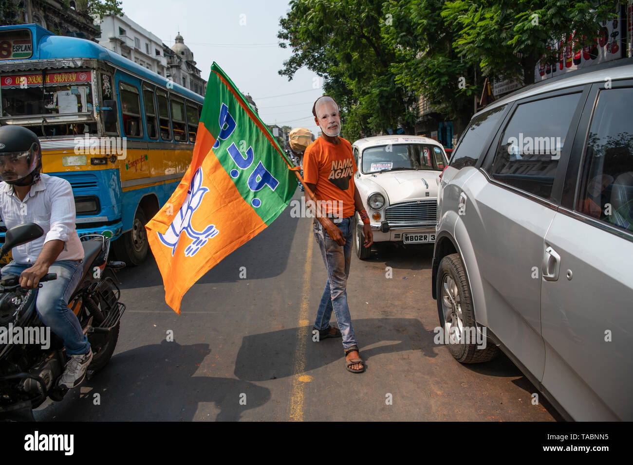 Un partisan du Bharatiya Janata Party vu tenant un drapeau au cours des célébrations. Bharatiya Janata Party gagne 2019 Élections du Lok Sabha. Banque D'Images