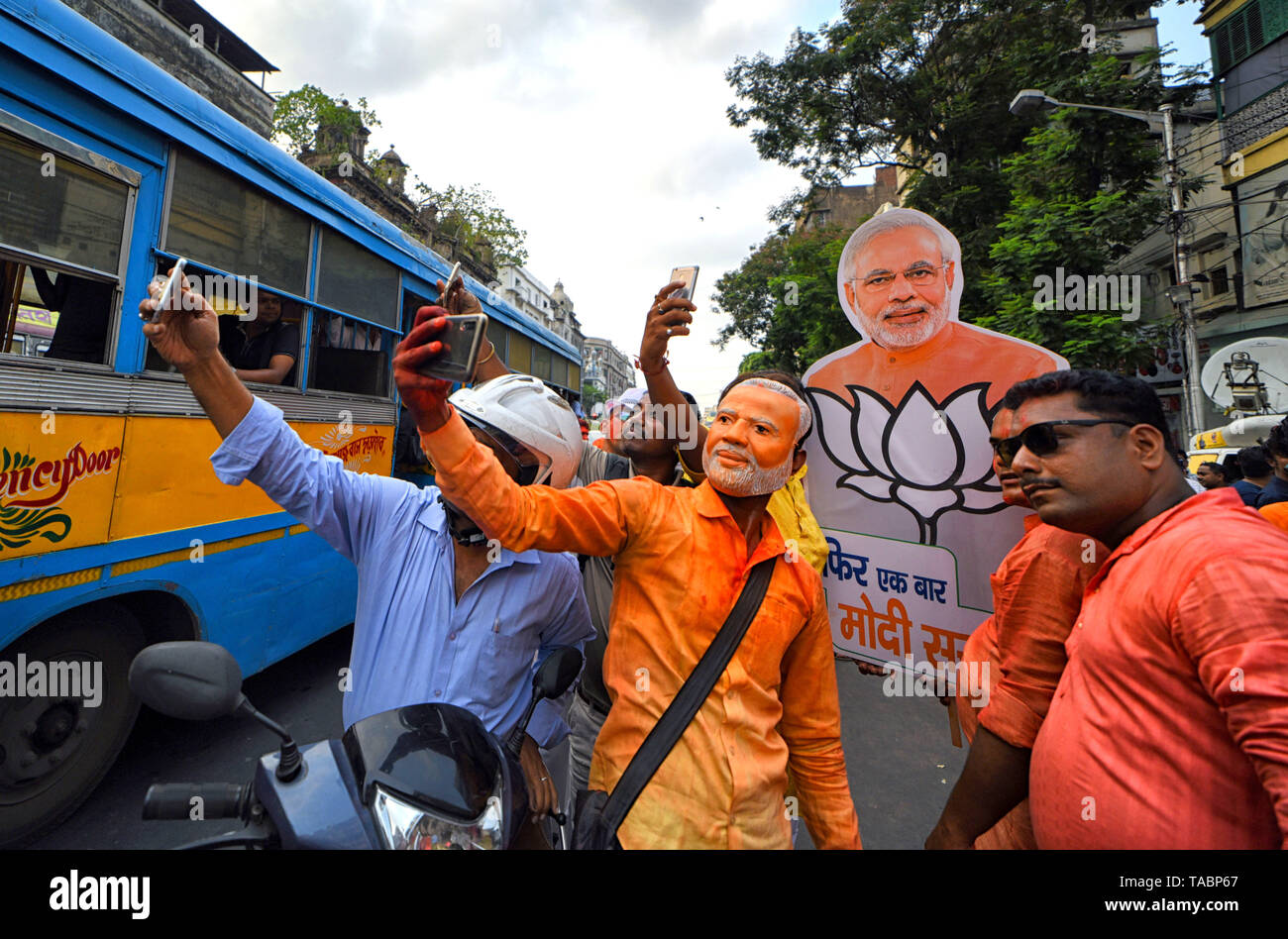 Les partisans du Parti Bharatiya Janata (BJP) sont considérés en tenant vos autoportraits avec la découpe du premier ministre Narendra Modi après avoir fait gagner massive dans l'ouest du Bengale en Inde et élections. Bharatiya Janata Party (BJP) remporte l'élection partielle dans Kolkata, Inde. Banque D'Images