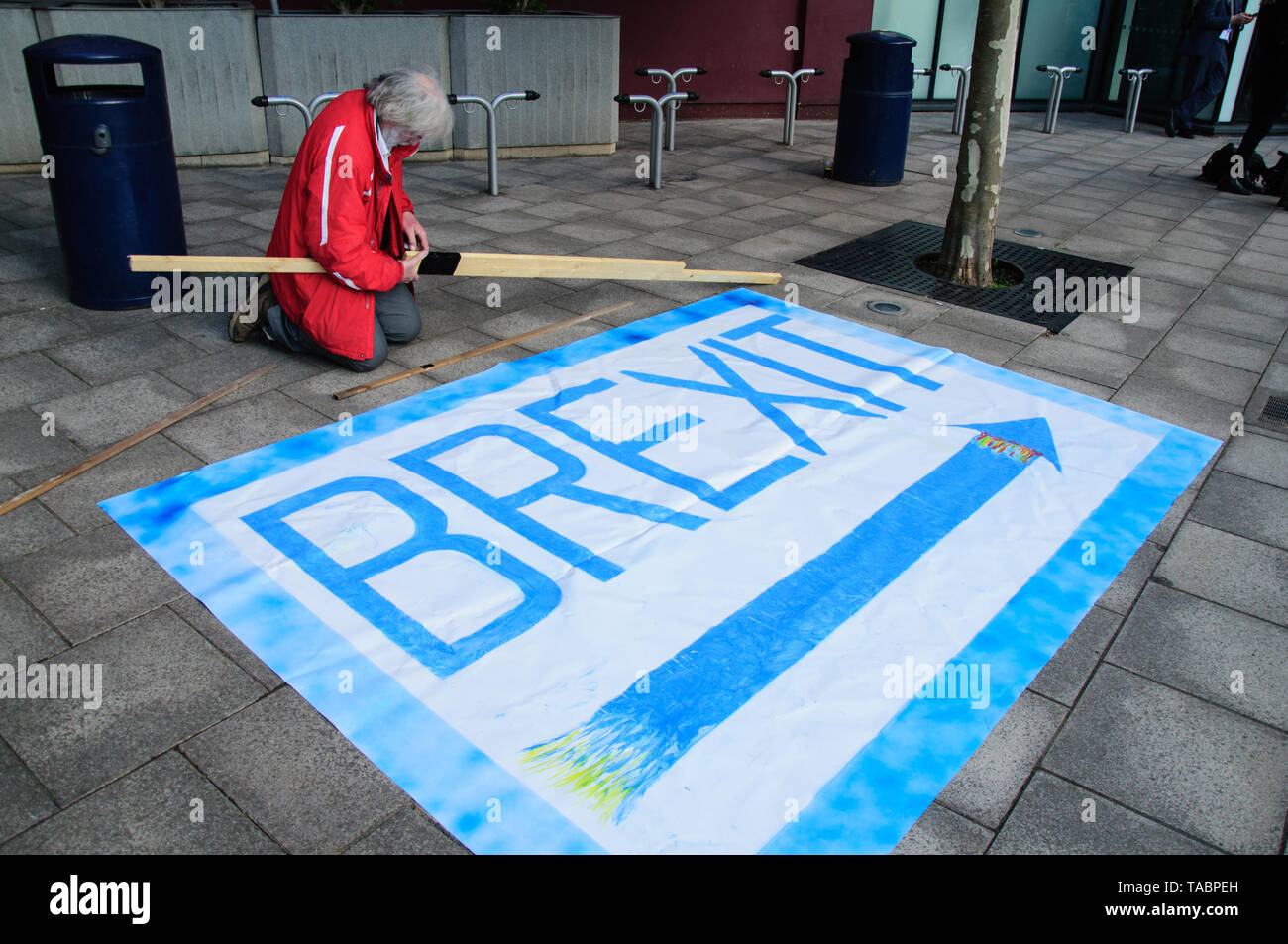 Supporter l'érection d'une bannière dans la partie Brexit rassemblement à Londres Olympia le 21 mai 2019 avant les élections au Parlement européen vote sur le 23 mai Banque D'Images