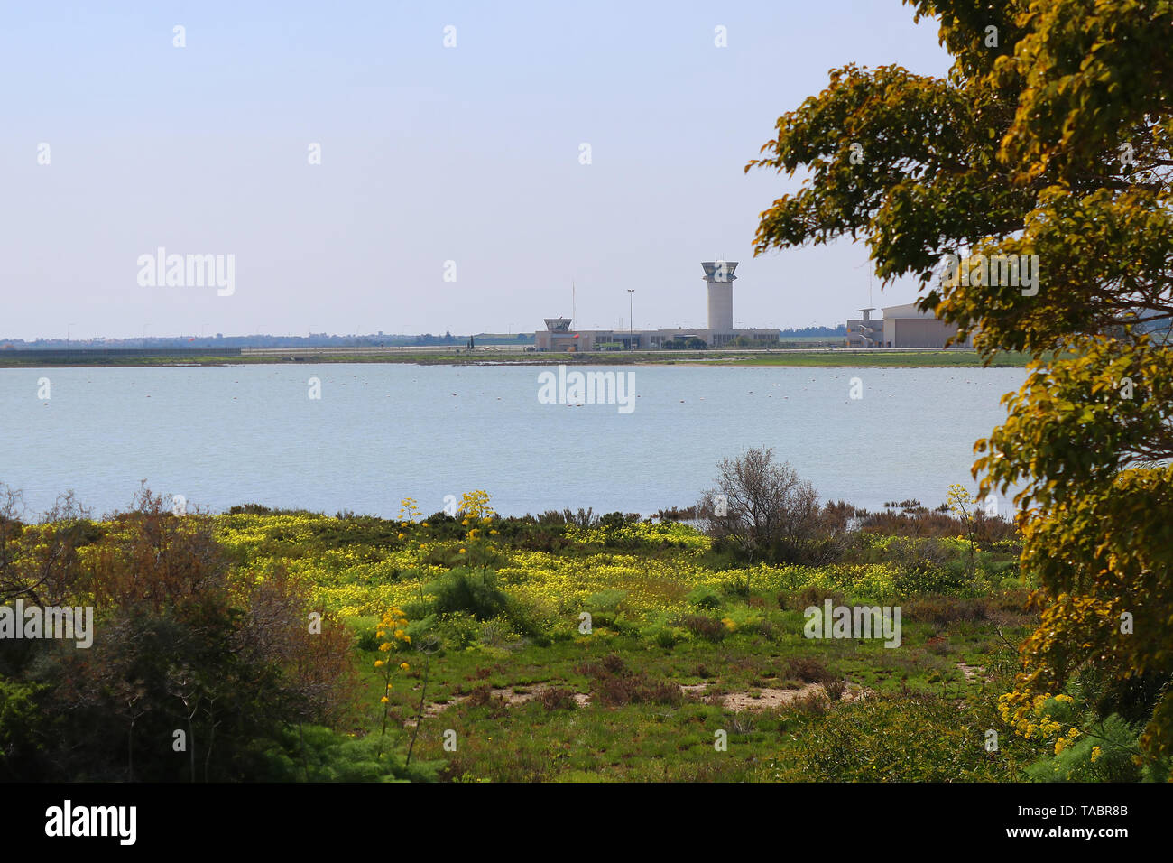 Vue sur l'aéroport de Larnaca et salt lake, Lanaca, Chypre, Europe Banque D'Images