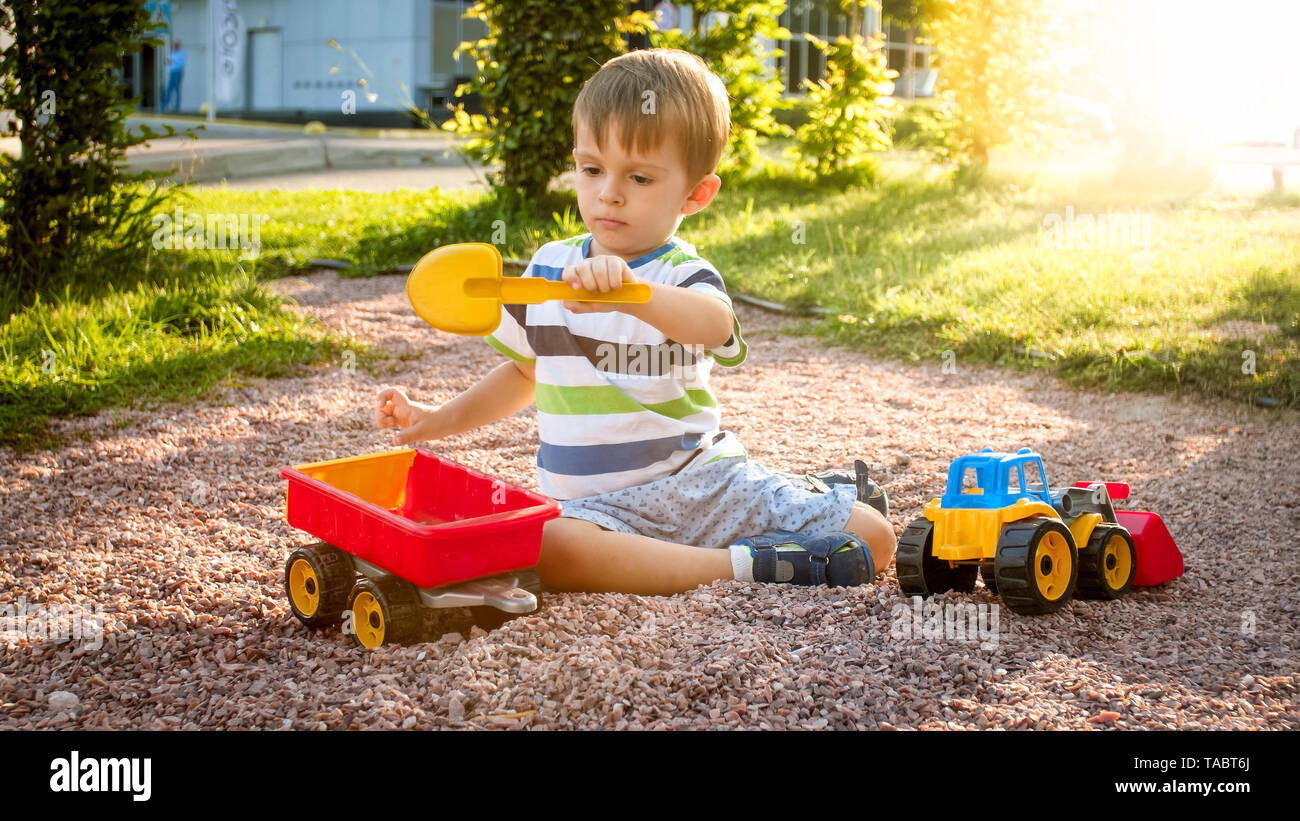 Portrait Of Cute 3 Ans Bebe Garcon Assis Sur L Aire De Jeux Au Parc Et Jouer Avec Des Jouets En Plastique Chariot Enfant S Amuser Et Jouer Photo Stock Alamy Portrait Of Cute 3 Ans Bebe Garcon Assis Sur L Aire De Jeux Au Parc Et Jouer Avec Des Jouets En Plastique Chariot Enfant S Amuser Et Jouer Photo Stock Alamy