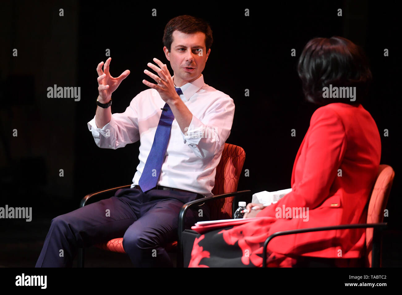 Le candidat démocrate à South Bend, dans maire Pete Buttigieg et NY1 anchor Cheryl veut participer à une discussion informelle tenue par le Queens Co Banque D'Images