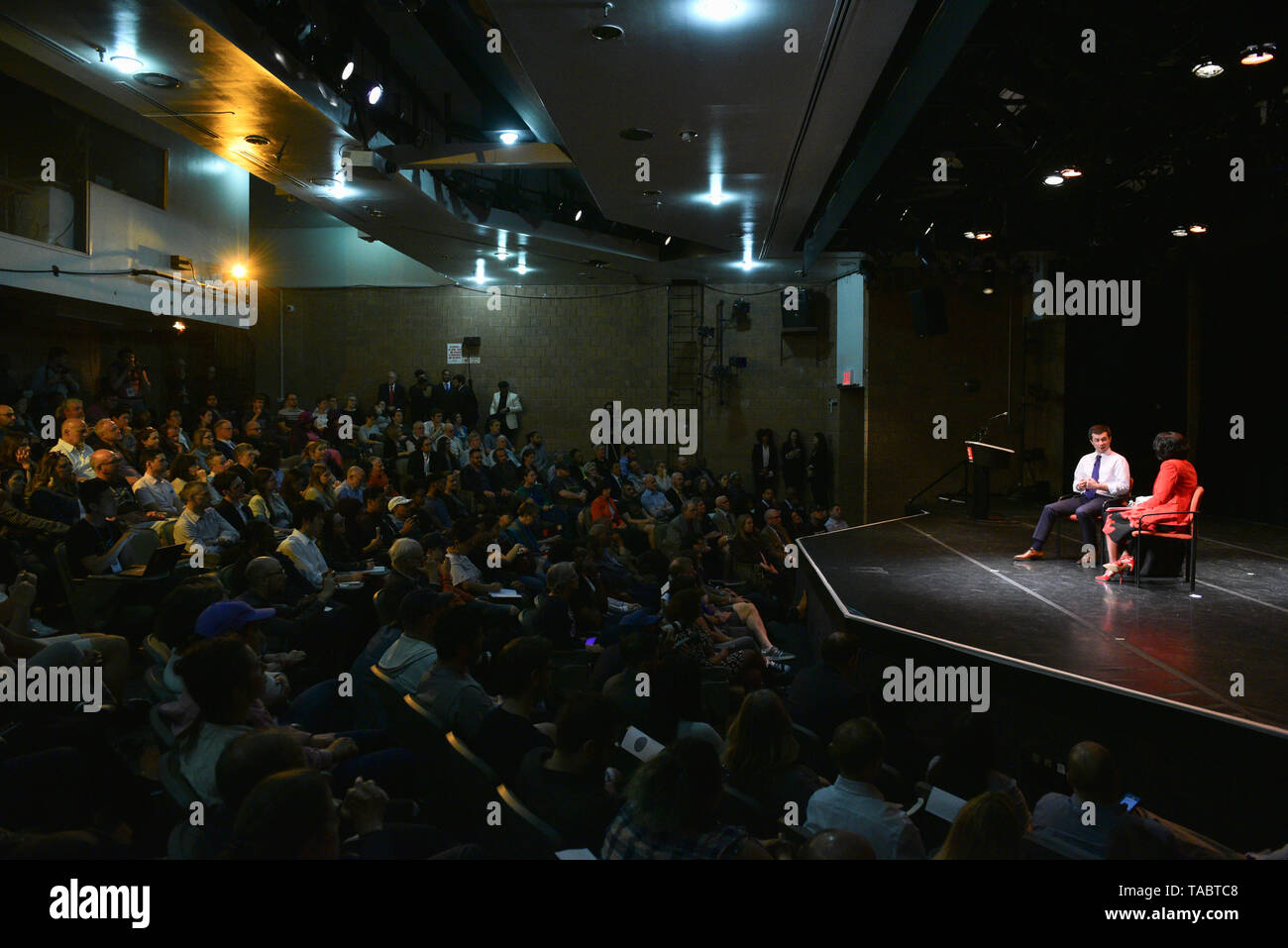 Le candidat démocrate à South Bend, dans maire Pete Buttigieg et NY1 anchor Cheryl veut participer à une discussion informelle tenue par le Queens Co Banque D'Images
