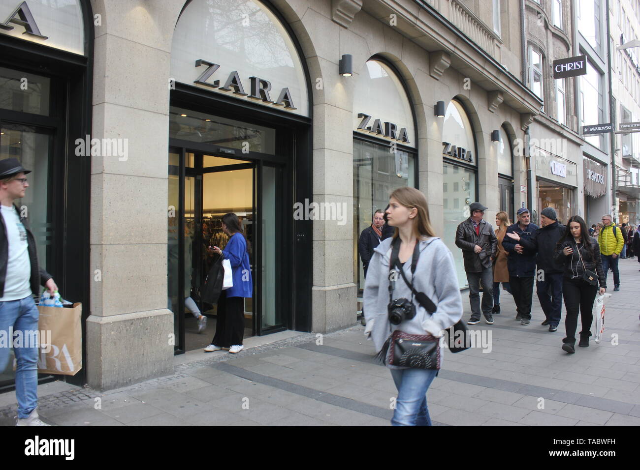 Scène de Shopping - jeune femme regardant à la fenêtre du magasin Zara en  passant le magasin windows Photo Stock - Alamy