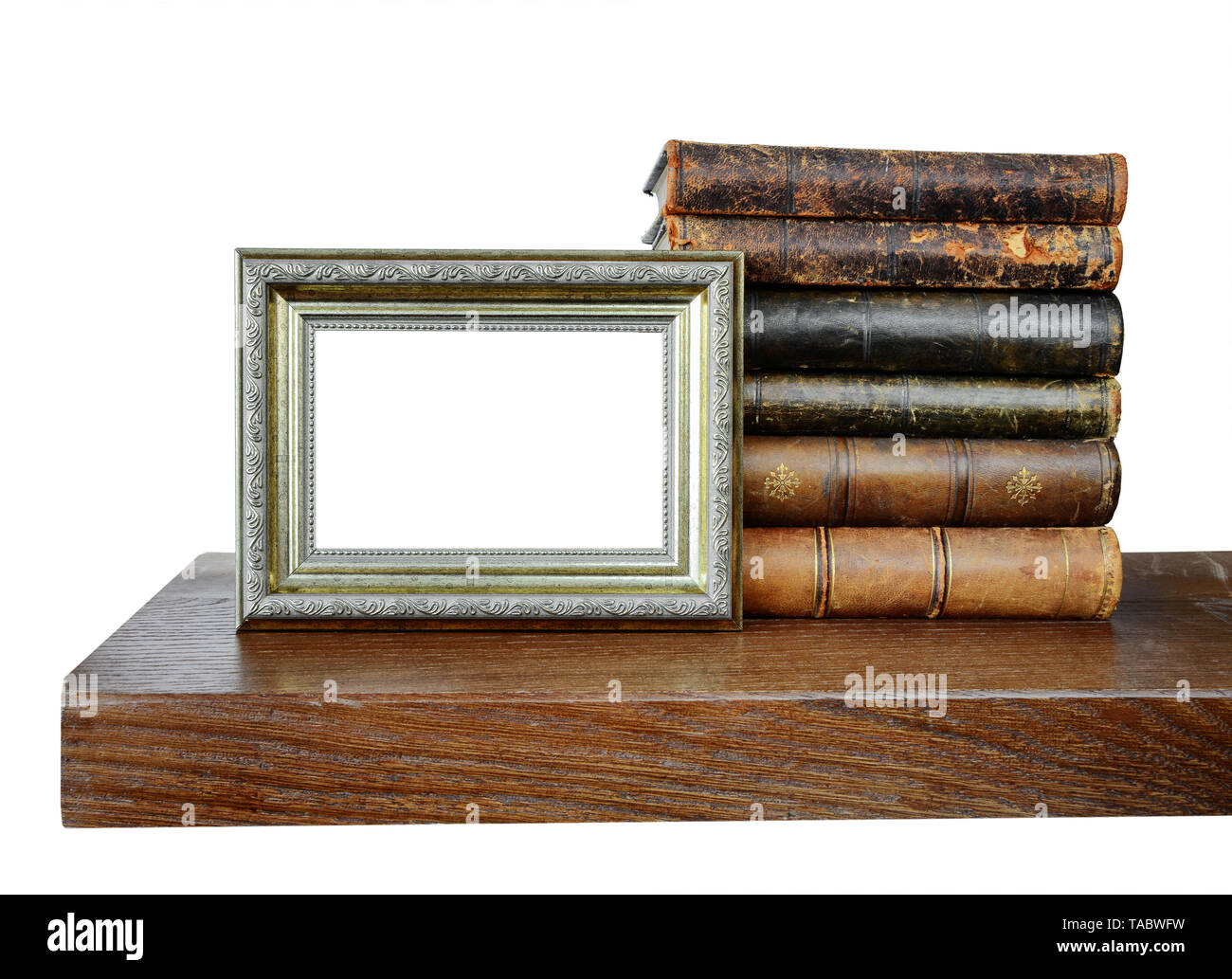 Pile de vieux livres et un ancien cadre photo vide sur une étagère en bois isolé sur fond blanc Banque D'Images