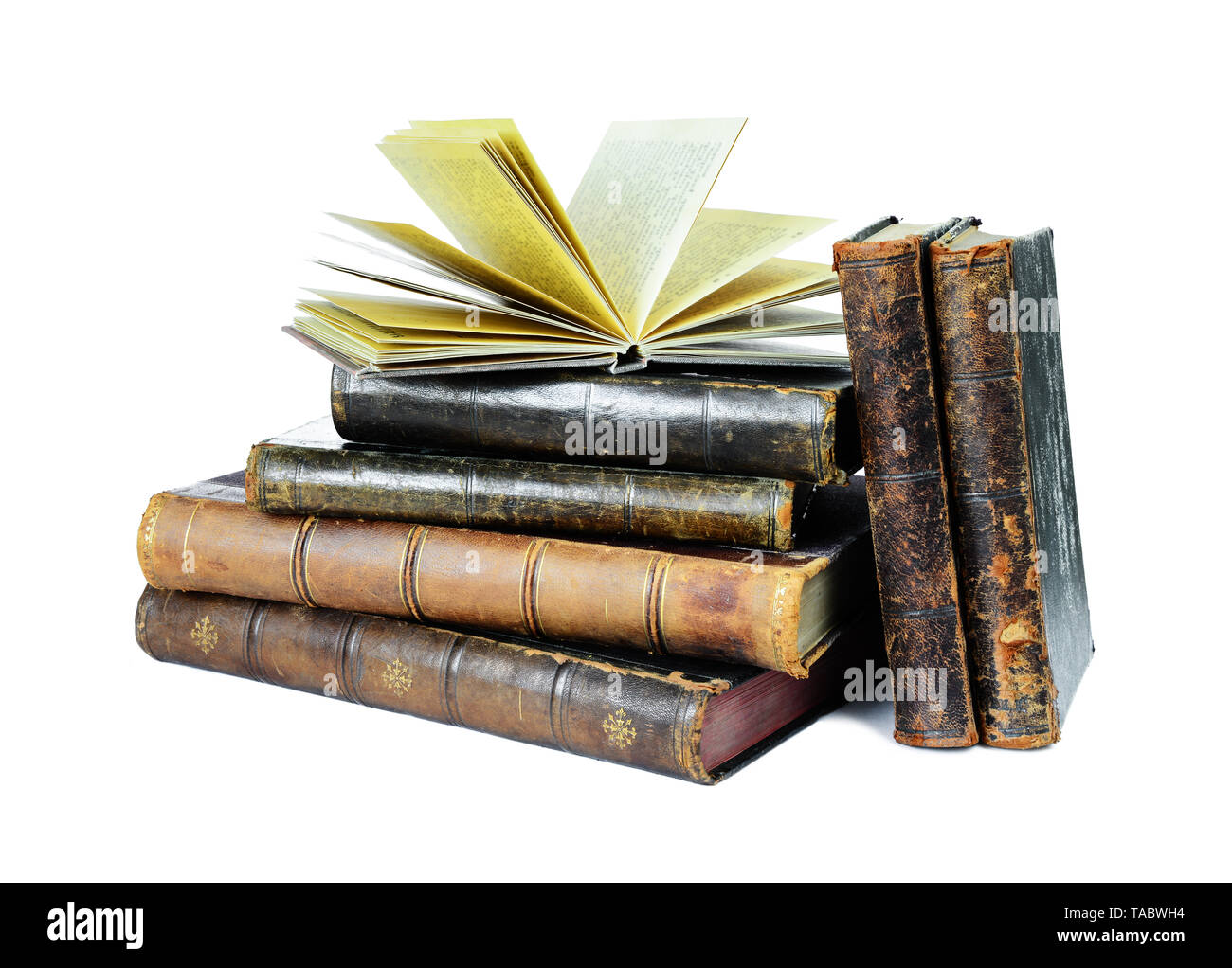 Ouvrez Livre Repose Sur Un Tas De Vieux Livres Isole Sur Fond Blanc Photo Stock Alamy