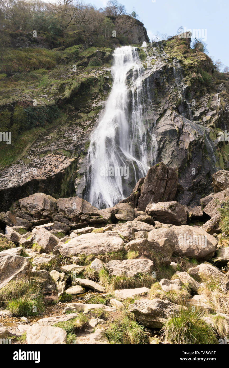 L'une des plus hautes chutes d'eau en Irlande est Powerscourt Waterfall sur la rivière Dargle près de Enniskerry, dans le comté de Wicklow, Irlande. Banque D'Images