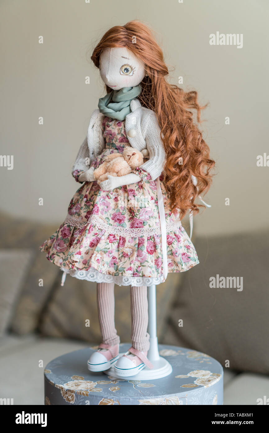 Portrait de poupée faite à la main avec bear toy. Banque D'Images
