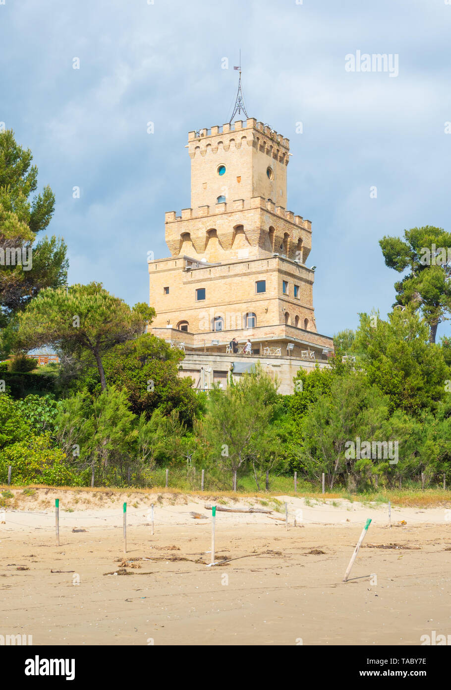 (Italie) - La plage de sable de touristique Abruzzes avec la grande forêt de pins et la célèbre tour château appelé Torre di Cerrano Banque D'Images