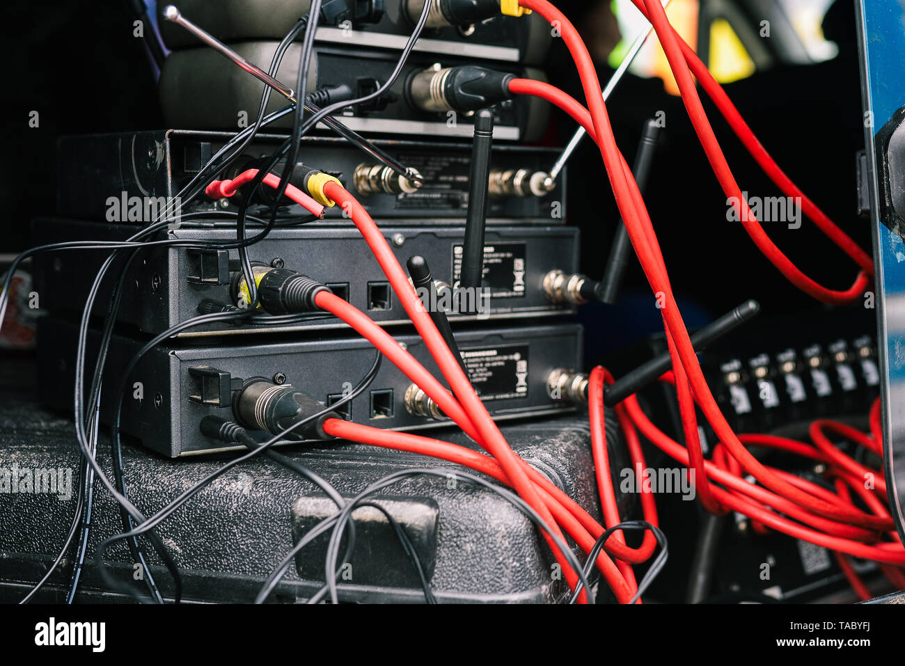La connexion de microphones. Base pour microphones avec connecté les fils rouges. Les microphones et les systèmes radio. Matériel de musique Banque D'Images