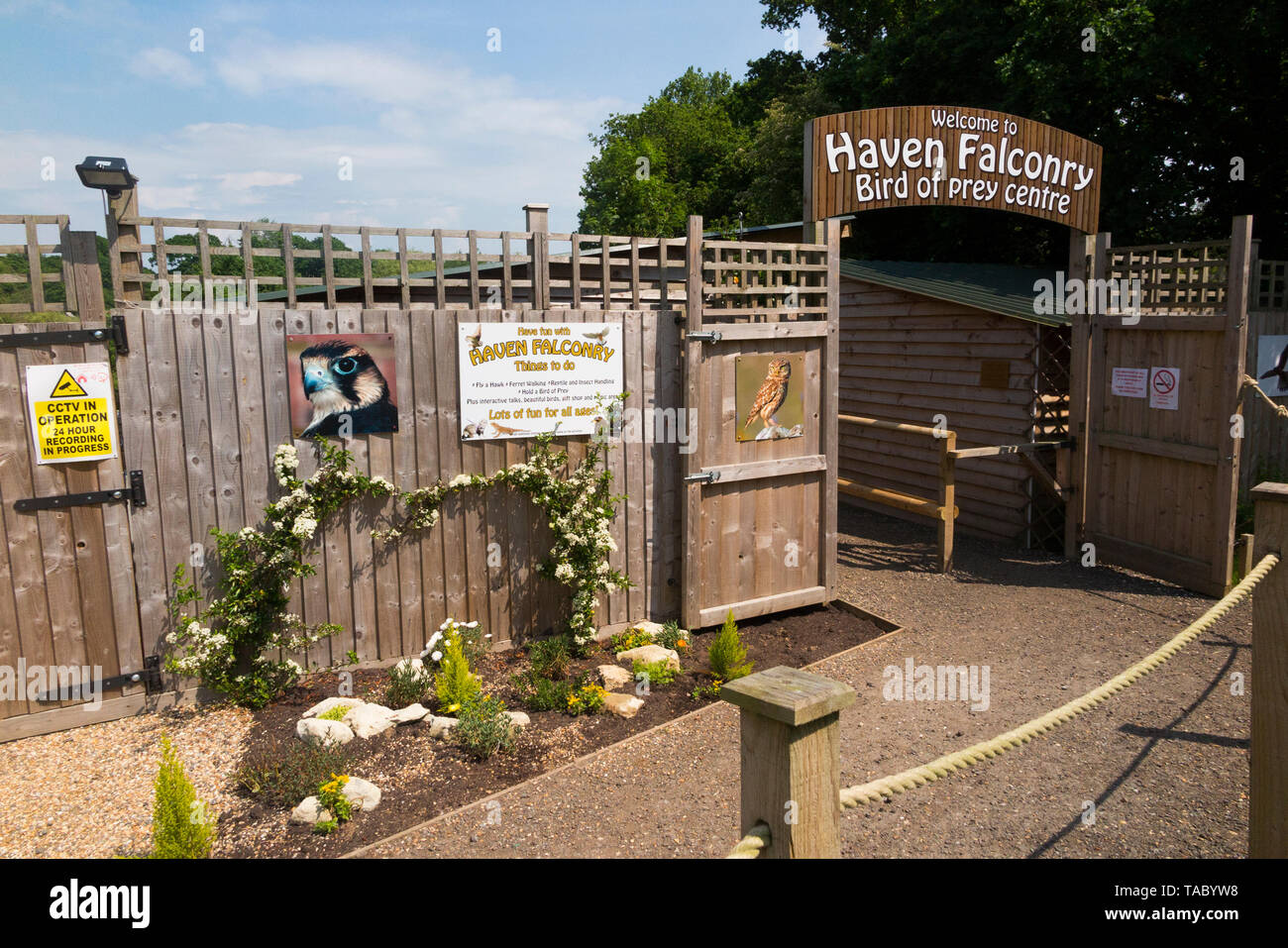 Porte d'entrée gate / entrée au Havre Falconry Centre d'oiseau de proie. Rue Paradis, Havenstreet, île de Wight. Angleterre (99) Banque D'Images