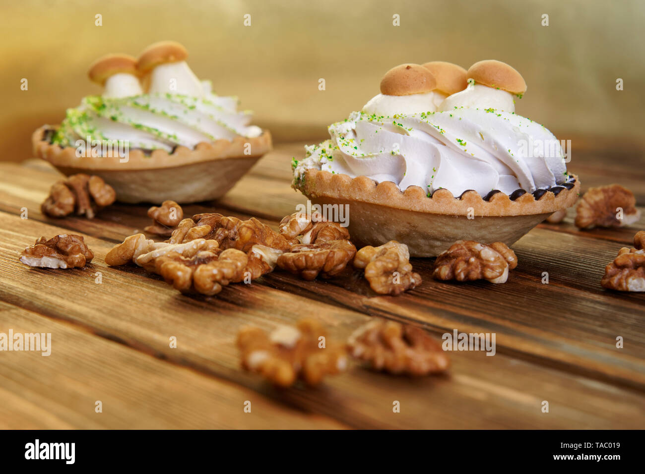 Gateau Fait Sous La Forme D Un Panier Avec De La Creme Et Les Noix Sont Decortiquees Sur La Table Des Planches De Pin Fond Brun Naturel La Lumiere Du Jour Profondeur De