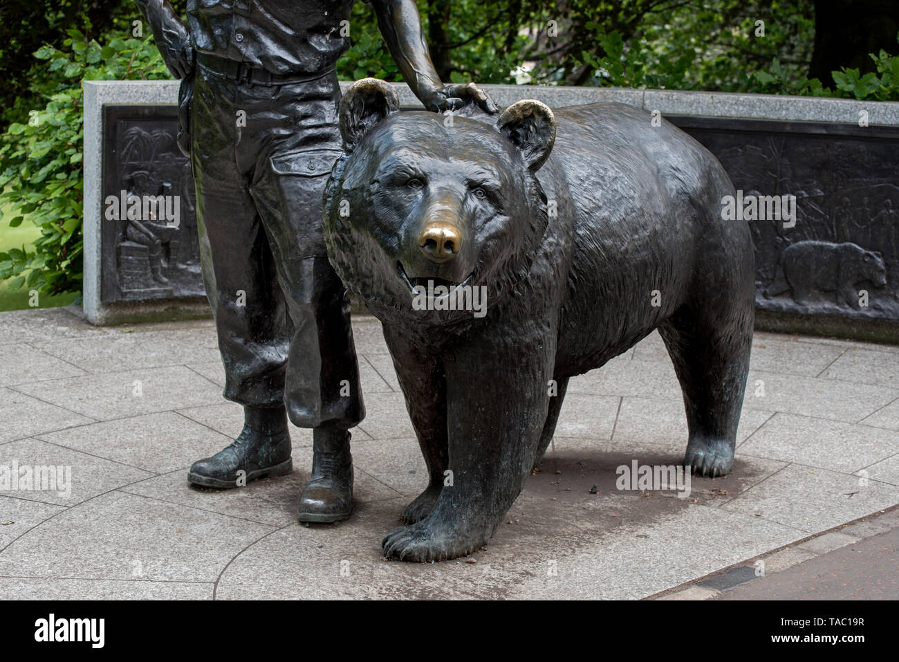 Wojtek l'ours soldat, une partie de la mémoire des anciens combattants polonais de la seconde guerre mondiale, dans les jardins de Princes Street, Édimbourg, Écosse, Royaume-Uni. Banque D'Images