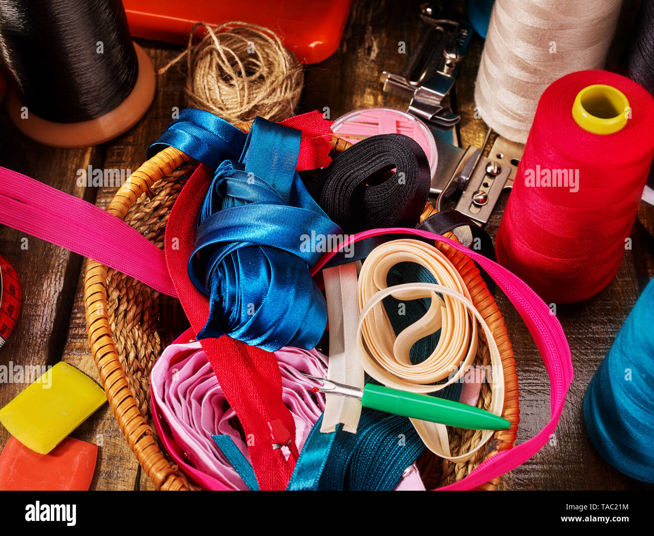 Accessoires de couture fils de bobine et biais dans panier fournitures Banque D'Images