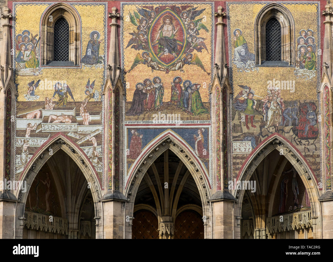 La mosaïque du Jugement dernier à la porte dorée sur la cathédrale  Saint-Guy, Prague, République Tchèque, Europe Photo Stock - Alamy