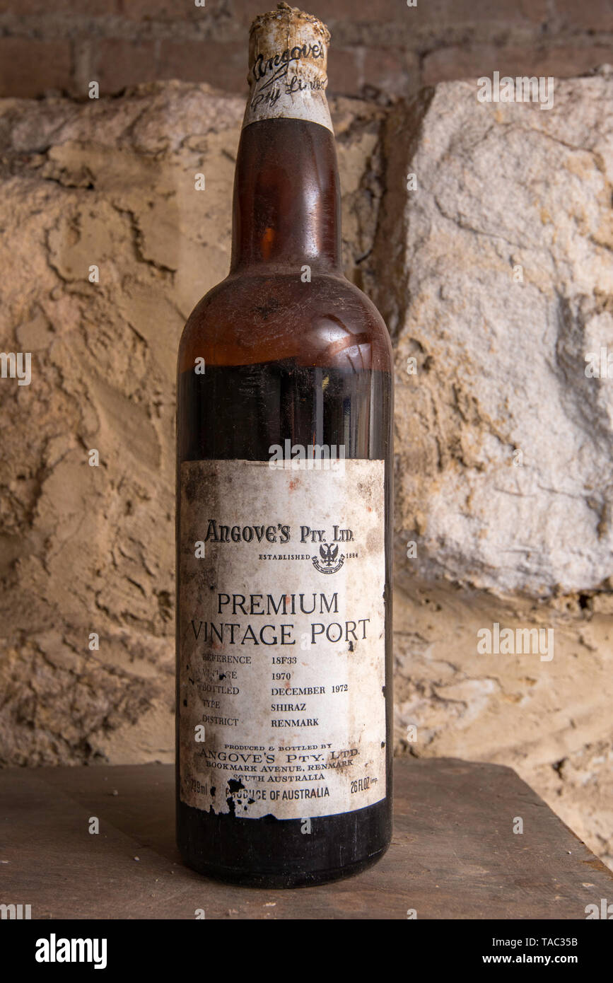 Un flacon non ouvert quelque peu dégradé mais d'Angoves 1970 premium vintage port. En 1972, mis en bouteille, le vin est de la ville de l'équipe Renmark en Australie du Sud Banque D'Images