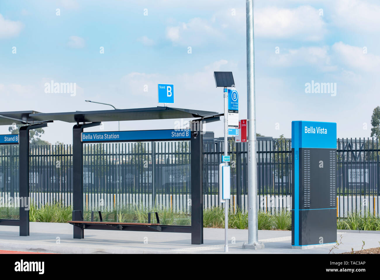 Mai 2019 Syd Aust : l'un des nouveaux arrêts de bus connecté à la nouvelle ligne de chemin de fer du nord-ouest de Sydney. S'arrête ont des horaires et la surveillance. Banque D'Images