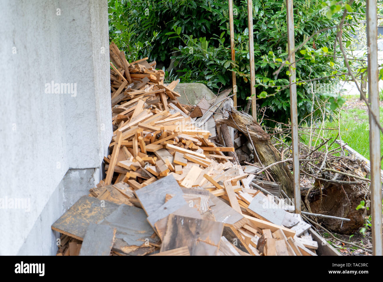 Tas de morceaux de bois coupé, ou prêt à être réutilisés et recyclés, ou autrement indésirable considéré comme déchets. Les planches de bois, ou de vieux meubles . Banque D'Images